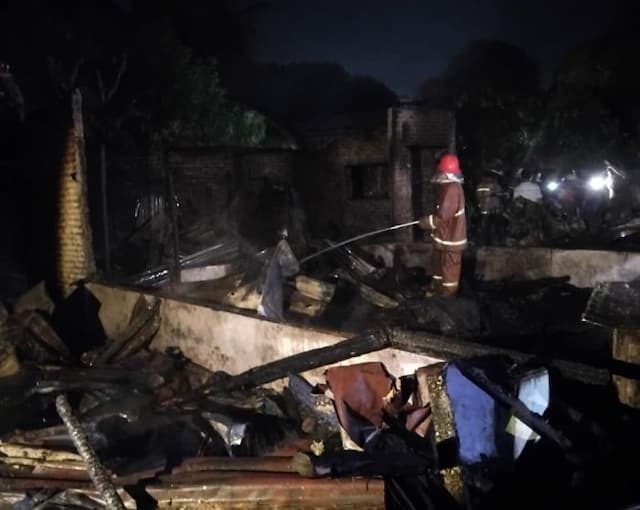 dua_rumah_permanen_di_tebing_tinggi_terbakar_warga_dan_petugas_damkar_alami_luka
