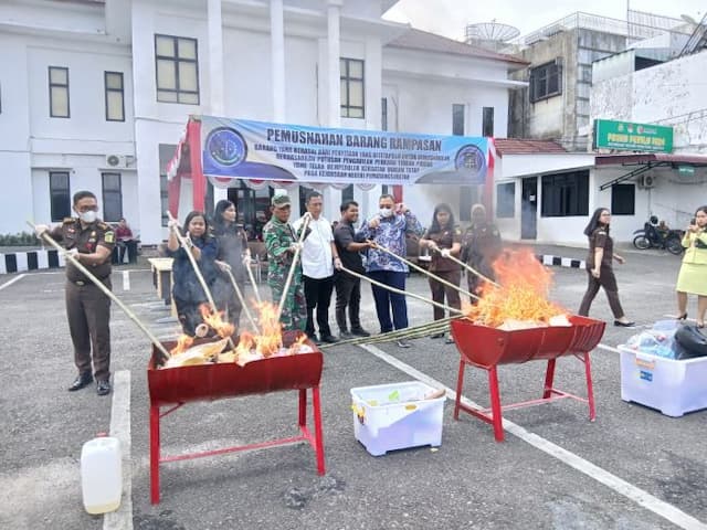 kejari_pematangsiantar_musnahkan_ratusan_gram_sabu_hingga_senjata_tajam