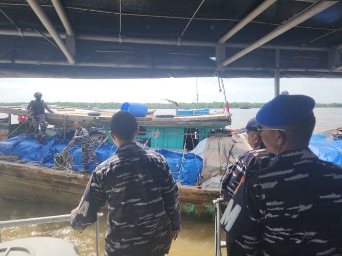 tni_al_dan_bea_cukai_gagalkan_penyelundupan_400_ballpress_dari_malaysia_di_perairan_batu_bara