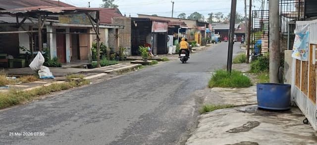pemkab_dairi_diminta_serius_tertibkan_tiang_internet_dibahu_jalan