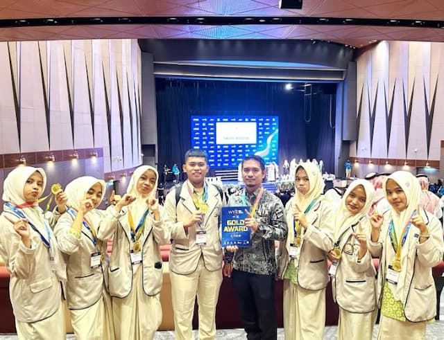 siswa_man_1_madina_raih_dua_emas_di_ajang_inovasi_internasional_malaysia