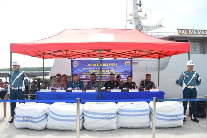tni_al_gagalkan_penyelundupan_400_ballpress_di_perairan_batu_bara_abk_kapal_belum_ditemukan