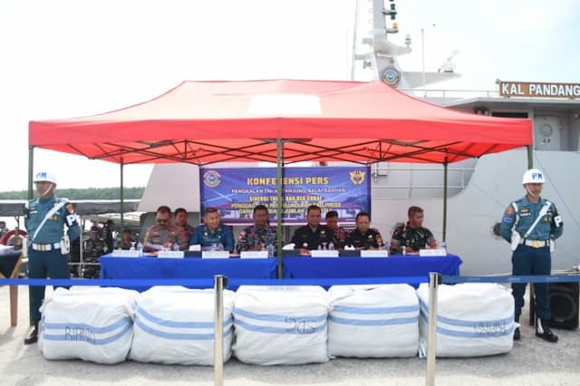 tni_al_gagalkan_penyelundupan_400_ballpress_di_perairan_batu_bara_abk_kapal_belum_ditemukan