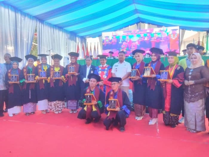 534_mahasiswa_dari_lima_fakultas_di_una_diwisuda