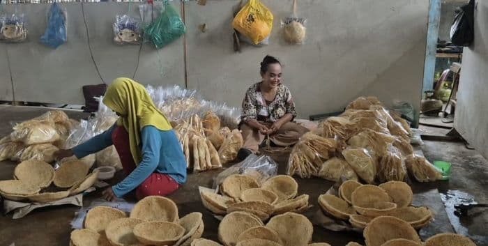 kerak_nasi_oleholeh_khas_kota_binjai_paling_banyak_diincar_konsumen_dari_luar_daerah