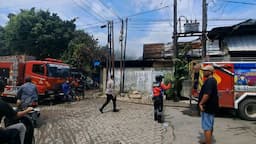 16_jam_pasca_kebakaran_damkar_masih_padamkan_api_di_pabrik_mainan_medan_johor