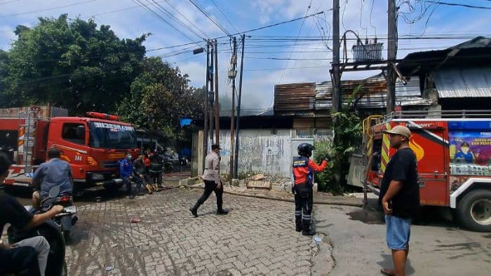 16_jam_pasca_kebakaran_damkar_masih_padamkan_api_di_pabrik_mainan_medan_johor