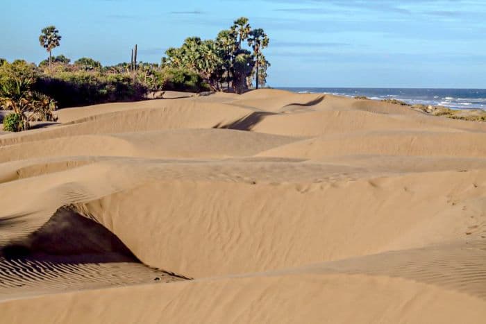 bekas_tambang_pasir_disulap_jadi_ala_gurun_timur_tengah_di_lombok