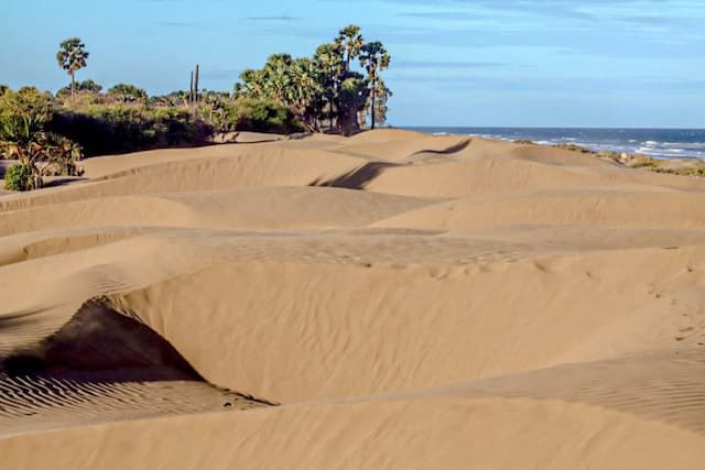 bekas_tambang_pasir_disulap_jadi_ala_gurun_timur_tengah_di_lombok