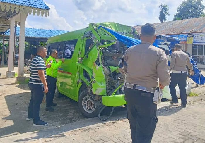 empat_penumpang_bus_travel_tewas_dalam_tabrakan_di_tol_lima_puluh_indrapura