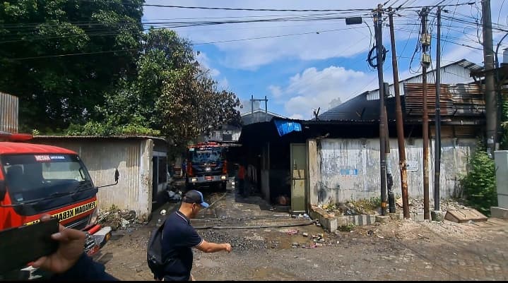 ini_kesulitan_damkar_dan_dugaan_penyebab_kebakaran_pabrik_mainan_di_johor