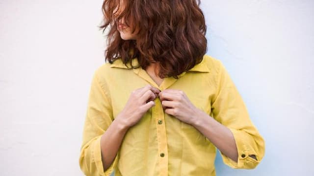 mengapa_letak_kancing_baju_pria_dan_wanita_berbeda_ini_penjelasan_sejarahnya