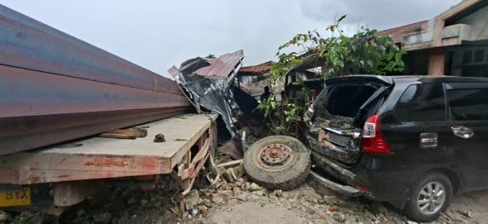 mengenaskakan_dua_bocah_terlindas_truk_tronton_camc_di_jalinsum_sumbul_dairi_
