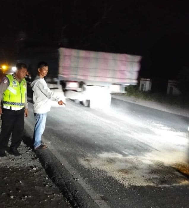 pengendara_motor_tewas_ditabrak_truk_di_km_37_perbaungan_sergai_