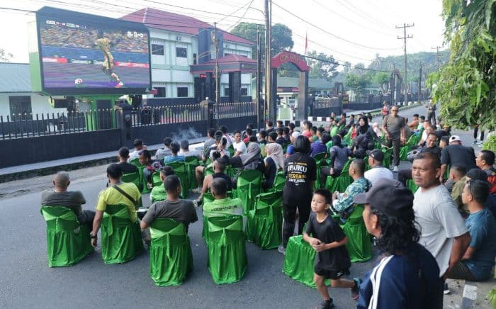 warga_nobar_piala_dunia_di_videotron_kodim_asahan_saat_car_free_day