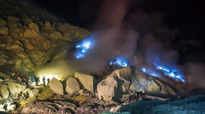 kawah_ijen_keindahan_eksotis_di_balik_ancaman_asam_dan_gas_beracun