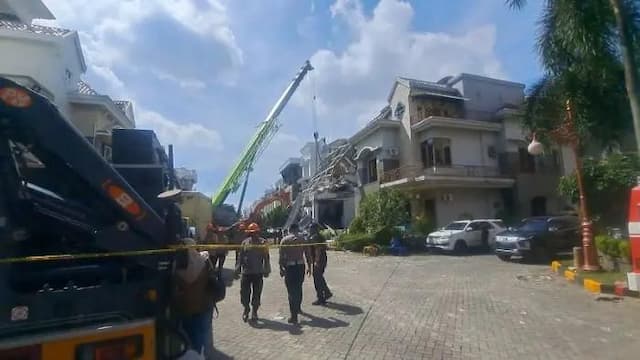 damkarmat_medan_bantu_proses_evakuasi_korban_ledakan_di_komplek_grand_polonia_