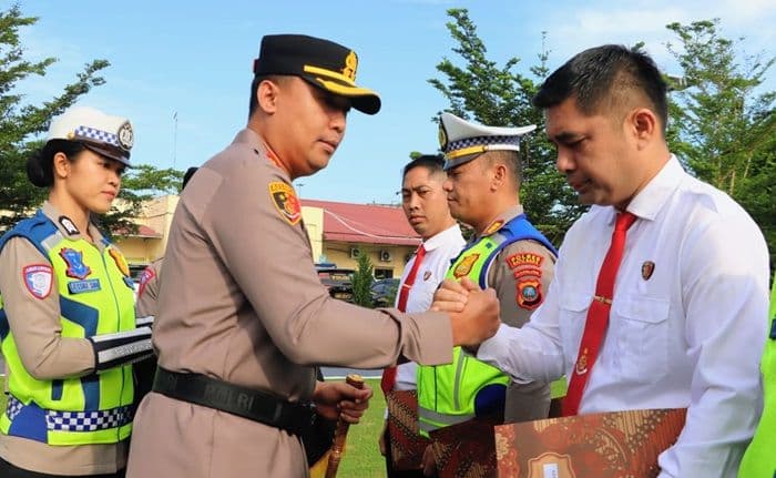 kapolres_batu_bara_beri_penghargaan_kepada_38_personel_berprestasi_dari_ungkap_kejahatan_hingga_juara_taekwondo