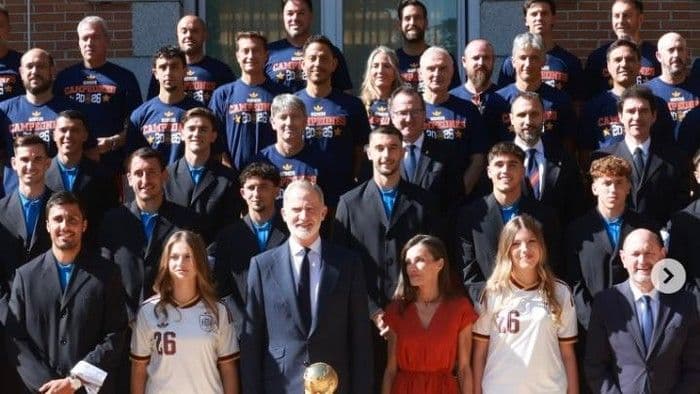 raja_felipe_vi_sambut_timnas_spanyol_juara_piala_dunia_2026_di_istana_zarzuela