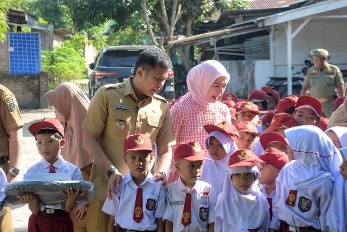 ratusan_siswa_sd_terdampak_banjir_di_sergai_terima_bantuan_perlengkapan_sekolah
