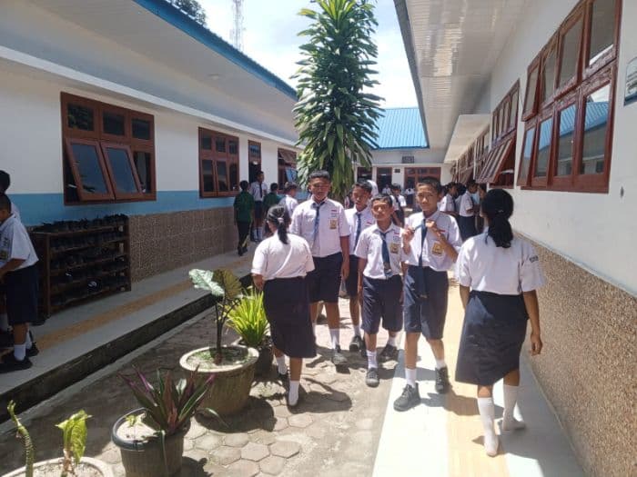 sekolah_di_toba_terapkan_larangan_gadget_siswa_diperbolehkan_membawa_ponsel_dengan_syarat