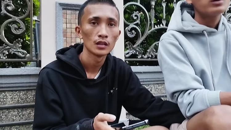 tangis_hendry_pecah_di_lokasi_ledakan_grand_polonia_adiknya_belum_ditemukan_
