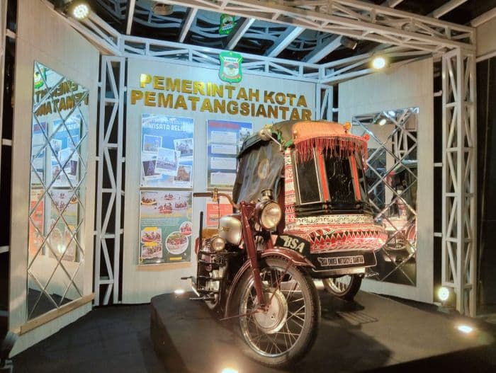 becak_bsa_siantar_dipamerkan_di_bandara_internasional_kualanamu