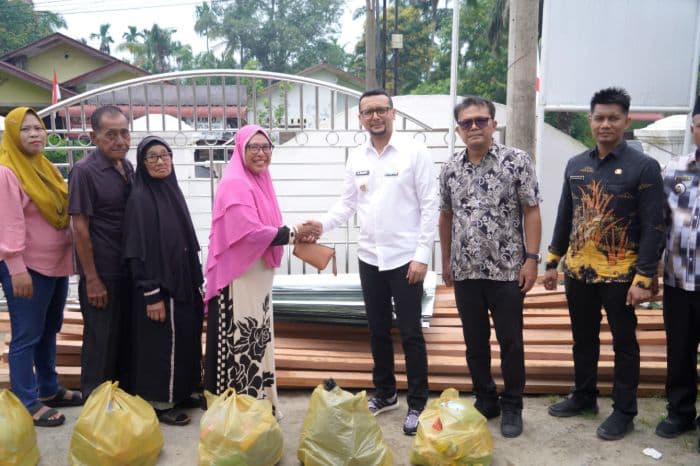 bupati_labusel_serahkan_bantuan_korban_puting_beliung_di_sungai_kanan