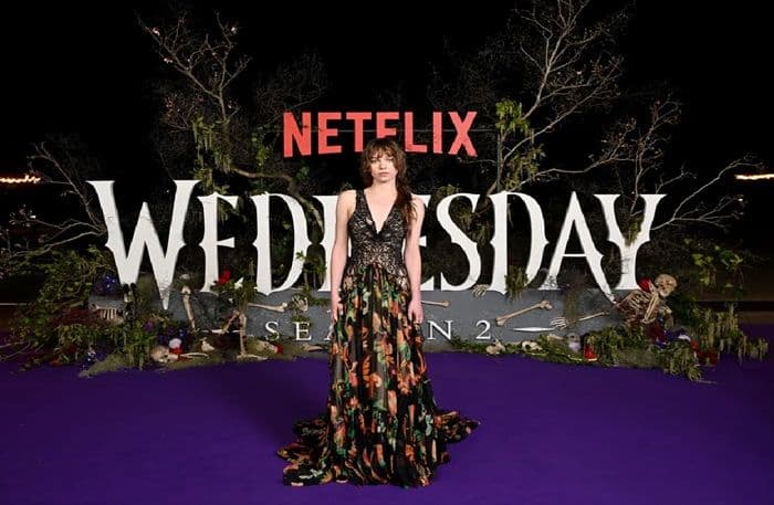 emma_myers_memukau_dengan_gaya_gotik_dan_tomboi_di_tur_wednesday