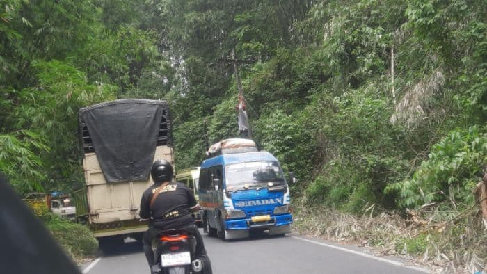kabel_internet_menjuntai_di_jalinsum_pematangsiantarsaribudolok