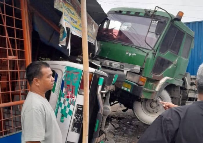 pick_up_dan_kontainer_kecelakaan_di_jalan_medan_simalungun