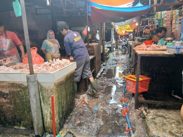 pengunjung_keluhkan_jalan_becek_dan_genangan_air_di_pasar_dwikora_siantar