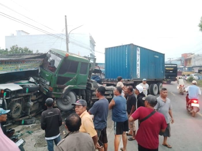 polisi_minta_sopir_truk_interculer_menyerahkan_diri_usai_kecelakaan_dengan_minibus_di_simalungun