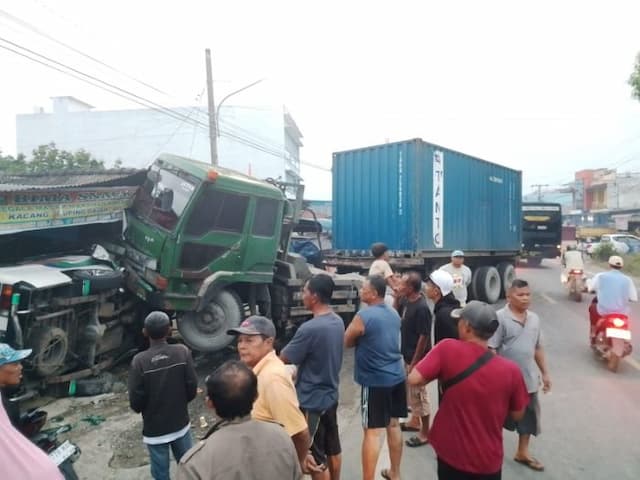 polisi_minta_sopir_truk_interculer_menyerahkan_diri_usai_kecelakaan_dengan_minibus_di_simalungun