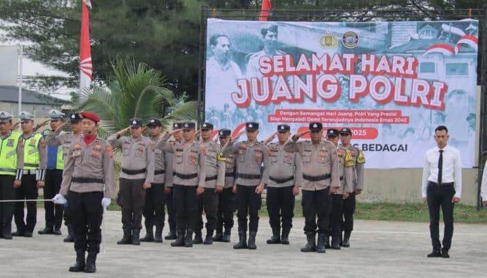 meski_diguyur_hujan_polres_sergai_tetap_khidmat_gelar_upacara_hari_juang_polri