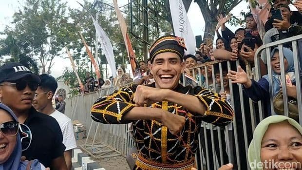 youtuber_malaysia_aisar_khalid_meriahkan_festival_pacu_jalur_kuansing