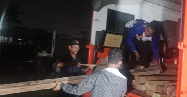 bpbd_medan_salurkan_bantuan_untuk_304_rumah_terdampak_puting_beliung_