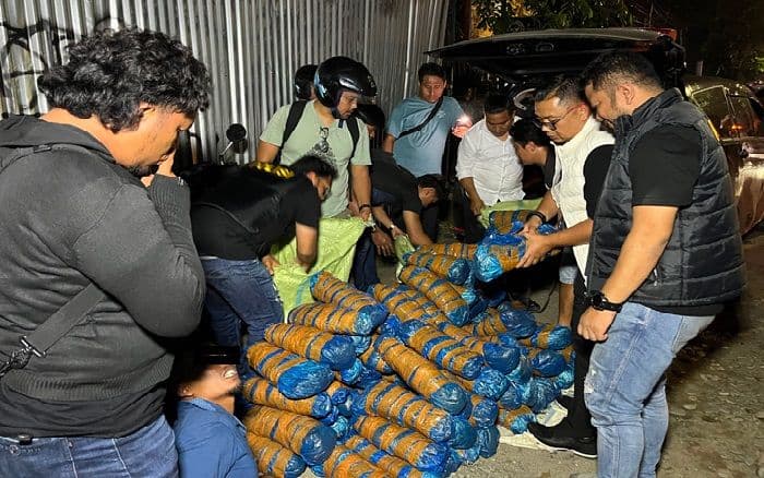 dibuntuti_dari_dairi_polisi_tabrak_mobil_dan_temukan_93_kg_ganja