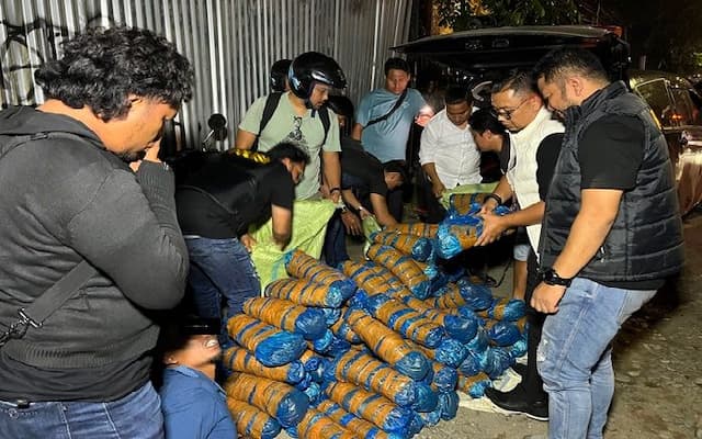 dibuntuti_dari_dairi_polisi_tabrak_mobil_dan_temukan_93_kg_ganja