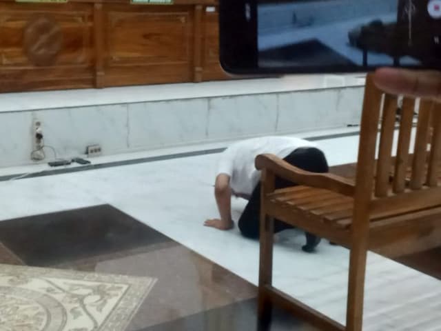 divonis_bebas_kasus_korupsi_smartboard_tebing_tinggi_purnawirawan_polri_sujud_dan_menangis
