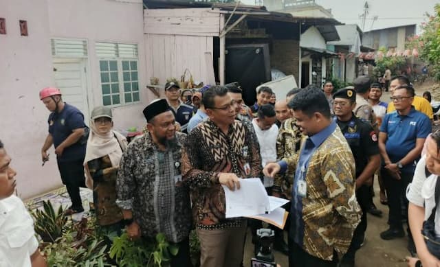 gubernur_ambil_alih_perbaikan_rumah_warga_medan_yang_rusak_diterjang_puting_beliung
