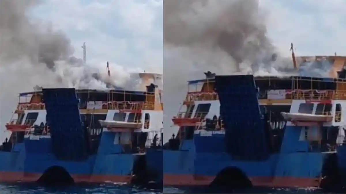 kmp_bontang_ekspress_ii_terbakar_saat_sandar_di_perairan_banyuwangi