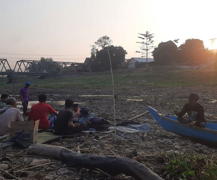 river_coffee_ngopi_sore_di_dasar_sungai_silugonggo_yang_lagi_surut_
