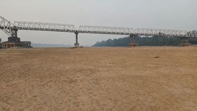 surut_parah_sungai_barito_di_barito_selatan_tampak_seperti_gurun_