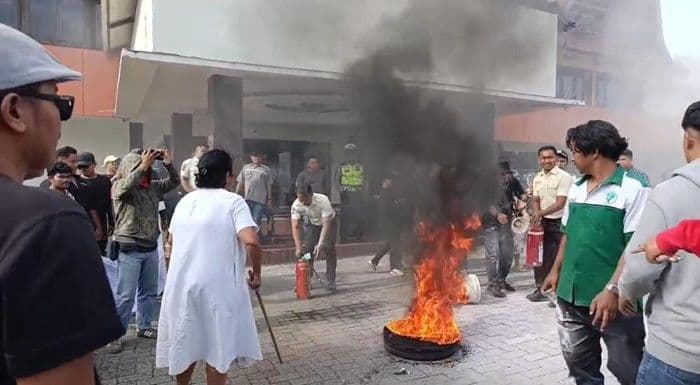 bakar_ban_di_depan_khas_parapat_hotel_massa_aksi_dihadang_warga_