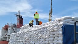 bulog_sumut_datangkan_4434_ton_beras_dari_jatim_untuk_amankan_stok_oktober