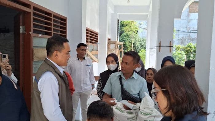 bulog_sumut_salurkan_65_ton_beras_bantuan_pangan_ke_warga_tanjungsari_medan