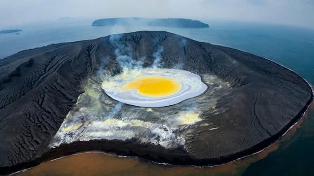 heboh_penampakan_mirip_telur_ceplok_di_kawah_anak_krakatau_