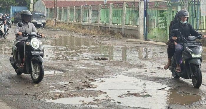 janji_diperbaiki_agustus_jalan_pasar_tavip_binjai_belum_diaspal