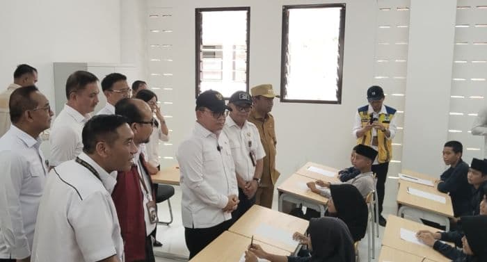 kepala_staf_kepresidenan_cek_sekolah_rakyat_sergai_30an_siswa_pilih_kembali_ke_orang_tua